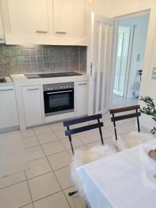 Kuchyň nebo kuchyňský kout v ubytování Münsing Nähe Starnberger See, schöne Ferienwohnung, Gästewohnung 125qm EG und OG KONTAKTFREI