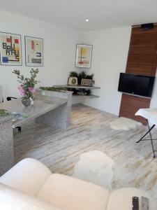 TV a/nebo společenská místnost v ubytování Münsing Nähe Starnberger See, schöne Ferienwohnung, Gästewohnung 125qm EG und OG KONTAKTFREI