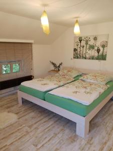 1 Schlafzimmer mit 2 Betten in einem Zimmer in der Unterkunft Münsing Nähe Starnberger See, schöne Ferienwohnung, Gästewohnung 125qm EG und OG KONTAKTFREI in Münsing