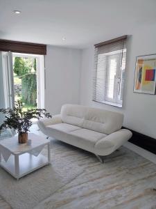 Posezení v ubytování Münsing Nähe Starnberger See, schöne Ferienwohnung, Gästewohnung 125qm EG und OG KONTAKTFREI