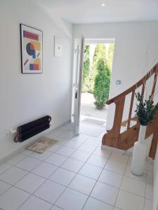 Fotografie z fotogalerie ubytování Münsing Nähe Starnberger See, schöne Ferienwohnung, Gästewohnung 125qm EG und OG KONTAKTFREI v destinaci Münsing
