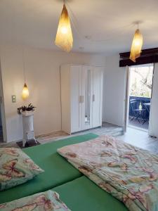 Postel nebo postele na pokoji v ubytování Münsing Nähe Starnberger See, schöne Ferienwohnung, Gästewohnung 125qm EG und OG KONTAKTFREI