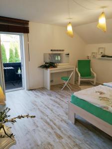 Kuchyň nebo kuchyňský kout v ubytování Münsing Nähe Starnberger See, schöne Ferienwohnung, Gästewohnung 125qm EG und OG KONTAKTFREI