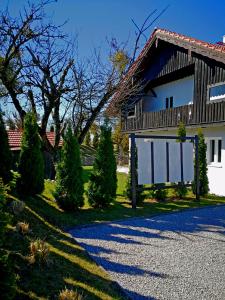 ein Haus mit weißen Garagentüren auf einer Einfahrt in der Unterkunft Münsing Nähe Starnberger See, schöne Ferienwohnung, Gästewohnung 125qm EG und OG KONTAKTFREI in Münsing