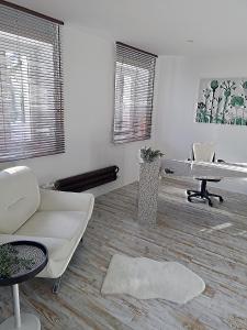 Posezení v ubytování Münsing Nähe Starnberger See, schöne Ferienwohnung, Gästewohnung 125qm EG und OG KONTAKTFREI