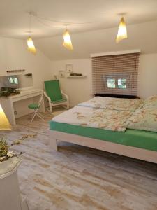 Llit o llits en una habitació de Münsing Nähe Starnberger See, schöne Ferienwohnung, Gästewohnung 125qm EG und OG KONTAKTFREI
