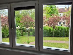 una ventana con vistas a un patio en Apartament Batorego 2a en Gdansk