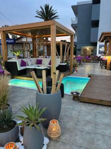Bazén v ubytování Faliro Hotel nebo v jeho okolí
