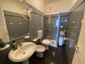 マルチェージネにあるVilla Pifferiのバスルーム(洗面台、トイレ、シャワー付)