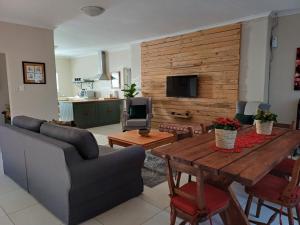 uma sala de estar com uma mesa e um sofá em Diamant Estate em Paarl