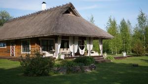 Cabaña de madera grande con techo de paja en Kandimaa villa Saaremaal, 