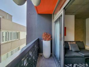 A balcony or terrace at Secure Elegant Apartment Near Sea Point