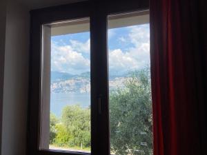 a window with a view of the water at Villa Pifferi in Malcesine