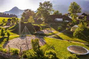 eine Luftansicht auf einen Garten mit Bergen im Hintergrund in der Unterkunft Reisslerhof in Gröbming