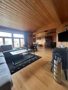 ein Wohnzimmer mit einem Sofa und einem Tisch in der Unterkunft Cozy and spacious cabin in Svensby