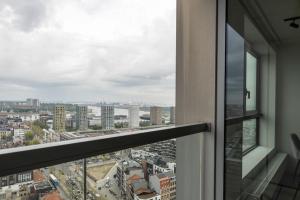 balcón con vistas a la ciudad en UNIEK appartement -zicht Schelde en Amberes