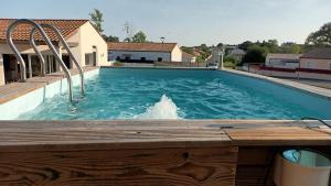duży basen z drewnianym tarasem w obiekcie Chambre douillette, calme, lit queen size + wifi w mieście Avrillé