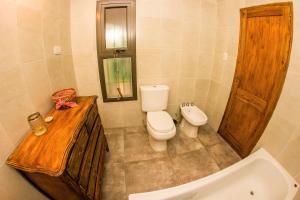 un bagno con wc e vasca da bagno di Ñanderoga a Lavalle Altre 11 foto
