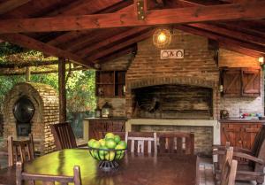 una cucina all'aperto con tavolo e camino di Ñanderoga a Lavalle