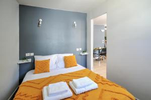 um quarto com uma cama grande com duas toalhas sobre ela em Uncourtsejour - Montpellier gare - Parking em Montpellier mais 19 fotografias