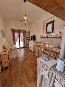 een grote kamer met een keuken en een woonkamer bij Casa Toscana in Lorenzana