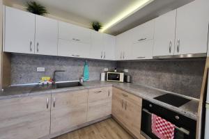 Kuchyň nebo kuchyňský kout v ubytování Bright City Apartment Varna + 20 fotografií