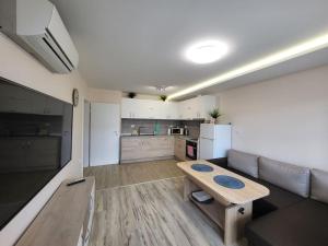 Kuchyň nebo kuchyňský kout v ubytování Bright City Apartment Varna