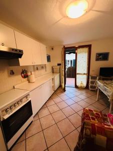 een keuken met een fornuis en een aanrecht bij Appartamento il Giglio in Seccheto
