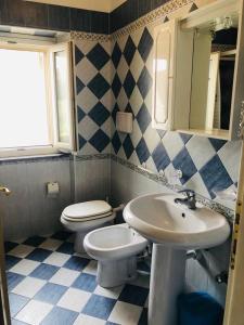 a bathroom with a toilet and a sink at Appartamento il Giglio in Seccheto
