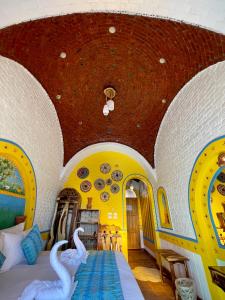 een slaapkamer met zwanen op een bed in een kamer bij Kato Dool Wellness Resort in Aswan