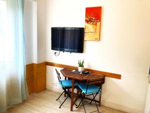 TV a/nebo společenská místnost v ubytování Blue Summer Vibes - Apartment 1 - AC, parking, beach at 50m, SPA discnt