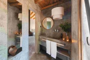 baño con espejo y lavabo con toallas en Vigias -Eternal Landscapes, en Marvão 61 fotos más