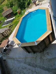 una vista sul tetto di una grande piscina di Gite Eden a Saint-Maurice-sur-Moselle