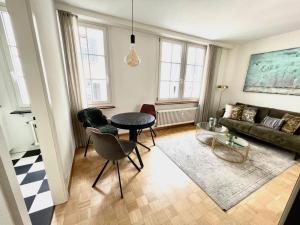 - un salon avec un canapé et une table dans l'établissement RIVERSIDE - APARTMENTS BASEL deluxe, à Bâle