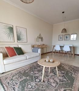 sala de estar con sofá blanco y mesa en Sea View Apartment, en Funchal