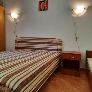 Un pat sau paturi într-o cameră la Orange apartmani