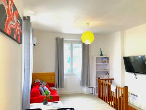 Una sala de estar con un sofá rojo y una ventana. en Blue Summer Vibes - Studio duplex 3 - AC, parking, beach at 50m, SPA discnt, en La Ciotat 22 fotos más