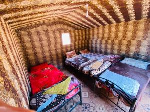 En eller flere senge i et værelse på Wadi Rum Jordan Camp