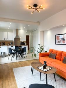 - un salon avec un canapé orange et une table dans l'établissement Hyper Centre, balcon, emplacement & vue incroyable, spacieux, à Amiens
