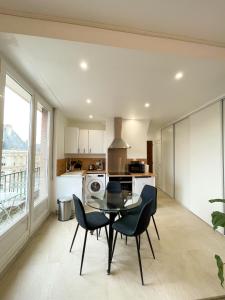 - une cuisine avec une table en verre et des chaises dans la chambre dans l'établissement Hyper Centre, balcon, emplacement & vue incroyable, spacieux, à Amiens