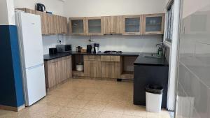 Cucina o angolo cottura di Unique City Hostel 100 meters from Beach