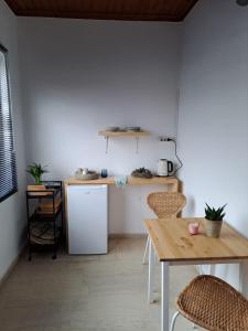 cocina con mesa, mesa y sillas en Kokkari Social Club, en Kokkari