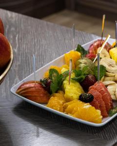 um prato de frutas e produtos hortícolas numa mesa em Crona SPA Karpaty em Skhidnitsa