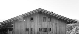 ein Schwarz-Weiß-Foto einer Scheune in der Unterkunft Oberhemberger Hof in Feldthurns