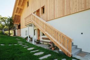 una escalera de madera que conduce a una casa con césped en Oberhemberger Hof, en Velturno