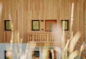 Modell eines Holzhauses mit Balkon in der Unterkunft Oberhemberger Hof in Feldthurns