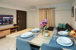 - une table à manger avec des assiettes et des fleurs dans l'établissement Casa di Vila, à Réthymnon 10 autres photos