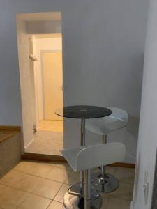 una mesa pequeña y un taburete en una habitación en Grand Studio indépendant, en Pignan