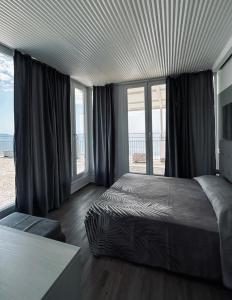 Postel nebo postele na pokoji v ubytování Suite Torre Azzurra