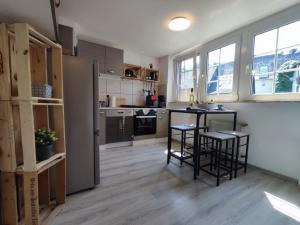 eine Küche mit einer Theke und Hockern in einem Zimmer in der Unterkunft FeWo Innenstadt mit Dachterasse, Grill, bis 8 Personen, 3 SZ in Cochem
